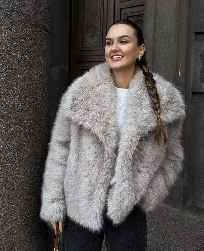 CHANEL -GIACCA CORTA in Pelliccia Sintetica