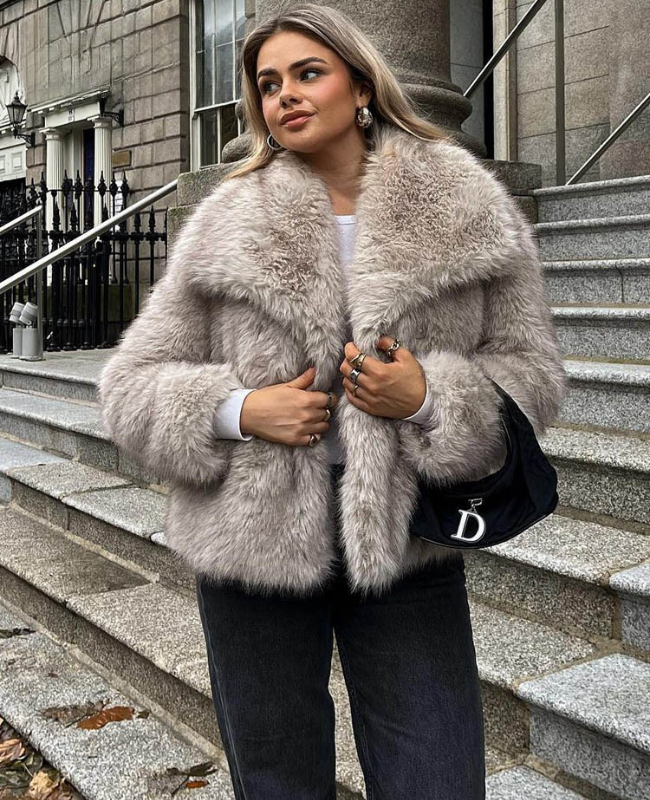 CHANEL -GIACCA CORTA in Pelliccia Sintetica